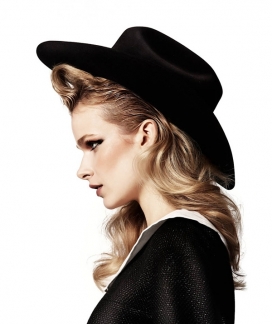 亚历山大・诺依曼-时尚Bazaar芭莎女牛仔,融合了城市别致风