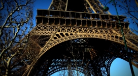 近距下的艾菲尔铁塔