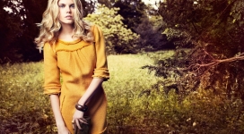 野外穿黄色礼服的金发女人