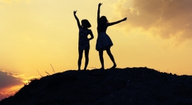 站在山顶上举手狂欢的永远朋友