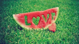 被镂空的LOVE西瓜