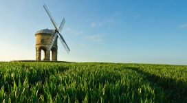 草地上的古老风车