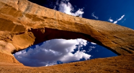 透过石拱桥看蓝天白云