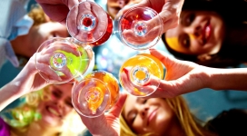 朋友相聚鸡尾酒