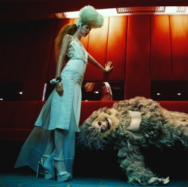 朱莉娅-星级的美女驯服一个令人难忘的兽