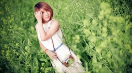 绿色植物里的东方美女