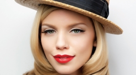 戴帽子的金发美女安娜・林恩麦科德