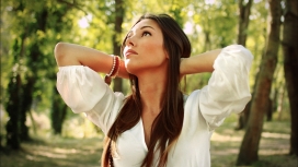 温文尔雅的黑发女人