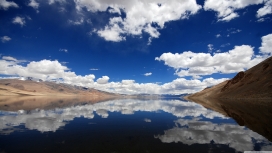 依山傍水蓝天下的印度湖