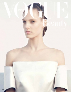 Vogue日本-白色的时尚艺术，未来主义的美感