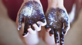 涂满荧光油漆的双手