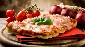 意大利美味洋葱西红柿比萨饼美食壁纸