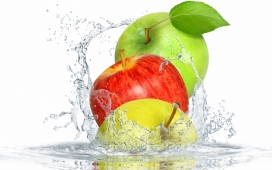 新鲜健康的红绿黄苹果落水瞬间