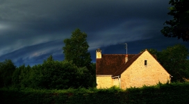 法国多尔多涅风暴中的黄砖房