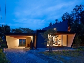 坐落在山脚下的农场别墅