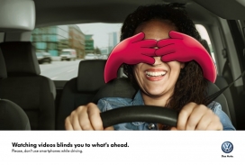 请不要在驾驶时使用智能手机-大众汽车平面广告