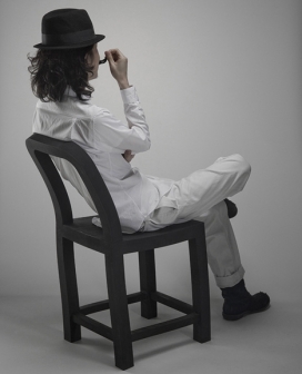 日本设计师原田基创造了两把完全用橡胶制成椅子