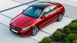 红色梅赛德斯-奔驰CLA顶角壁纸