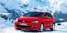 雪山中的红色大众高尔夫汽车