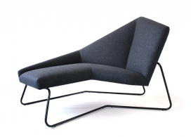 面背鲈鱼椅子-纽约设计师Bradley Ferrada家居作品-平缓的座椅，向外延伸，以形成一条腿垫，将其折回，允许的各种坐姿