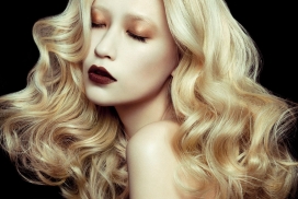 波浪金色秀发女郎-张娜