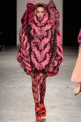 巨型电缆编织的幻想时装秀