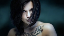 美丽的纹身黑发欧女郎