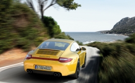 公路旁边的黄色porsche保时捷跑车