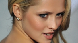 扭头的欧式金发美女