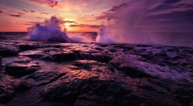 紫红夕阳下的岸波