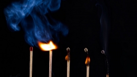 燃烧的秸秆火焰