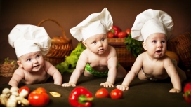 可爱的三位婴儿厨师