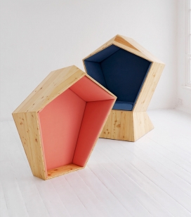 狭小的五边形木质私人空间-一个人可以坐在里面看书，也可以挂在墙壁上做电话亭