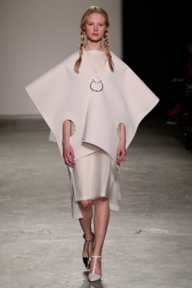 结合文具及纸张的时装秀-融合了各种白色和奶油色的面料，主要是氯丁橡胶