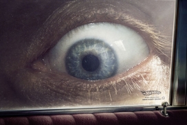 Hotwheels风火轮玻璃车膜广告-除了车身上常有炫丽的图案，以及夸张的造型外，以大盒的组合包装