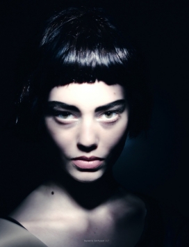 卡蒂-茫然和困惑-一个现代化时尚的外观，拍摄创意和渗出的想象力