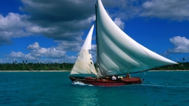 远航-航行在海里的帆船壁纸