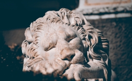 睡狮石雕塑