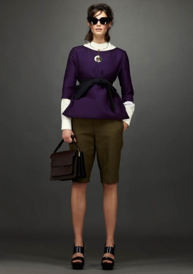 MARNI2014年大家闺秀尚女装品牌-大胆的迷幻花卉图案印花，从平底凉鞋到厚底高跟鞋，女人味的轮廓将集中在腰部