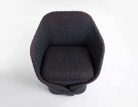 Talma塔尔马-紧凑型休闲椅，椅子看起来好像被包裹在一个填充的纺织品，类似于斗篷包裹