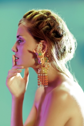 诱人的夏娃-穿着皇家孟加拉虎手镯-纯银镀18克拉黄金-包绿叶图案，镀金环上有一个紫水晶图案珐琅