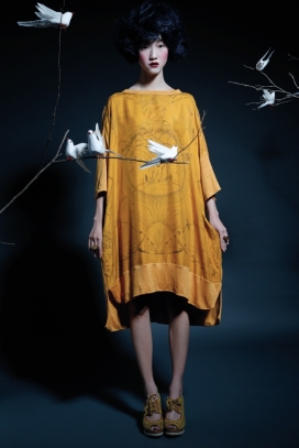 两翼-部落的感觉-明亮鲜艳的颜色时装，充满活力的拍摄，融合了大自然的主题