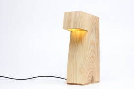 七台灯-由手工切割胶合板合成，每盏灯有一个木制的“骨架”护套，我们推荐节能灯或LED