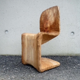 设计学生Matthias Brandmaier花了三天时间在树林里使用电锯雕刻出的椅子