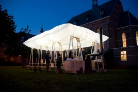 白色气垫浮床酒吧屋顶棚-固定在移动野餐桌上