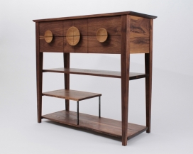 一个最有趣的研究领域-采用欧洲橡木，美国胡桃木，成品纯桐油制作的高脚柜子桌子，有八个抽屉的存储空间，并提供了大量的货架