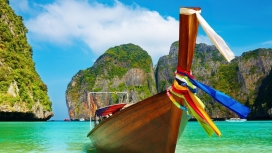 天堂海滩-停靠的木质船