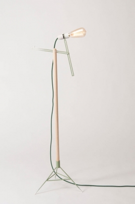 起重机台灯-整体结构的灵感来自于起重机，是由一个木制车身，钢制三脚架脚，钢颈部制作而成的工作灯