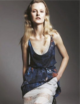 简单的人像时装拍摄-纯粹专注于华丽的服装与嬉皮士的感觉-大胆华丽的图案服装与嬉皮感觉