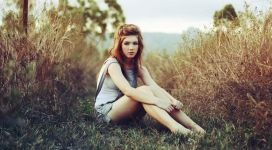 户外坐在地上的年轻女孩